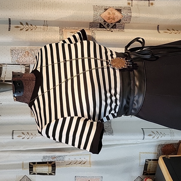 🤎 Jailbait Stripe Ringer Tee - Picture 3 of 6